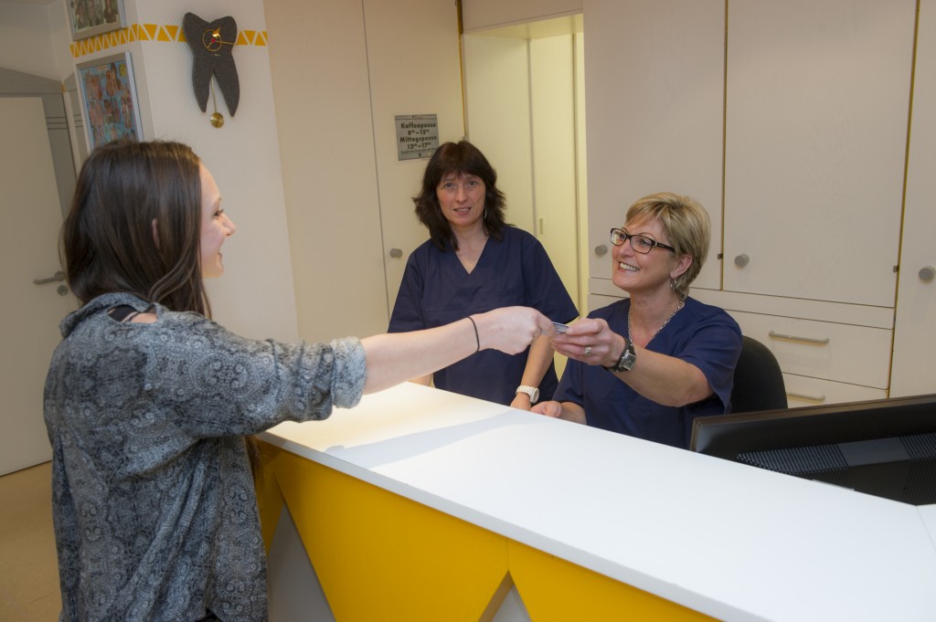 Mit einem Lächeln werden sie von unserem freundlichen Team am Empfangstresen begrüsst.