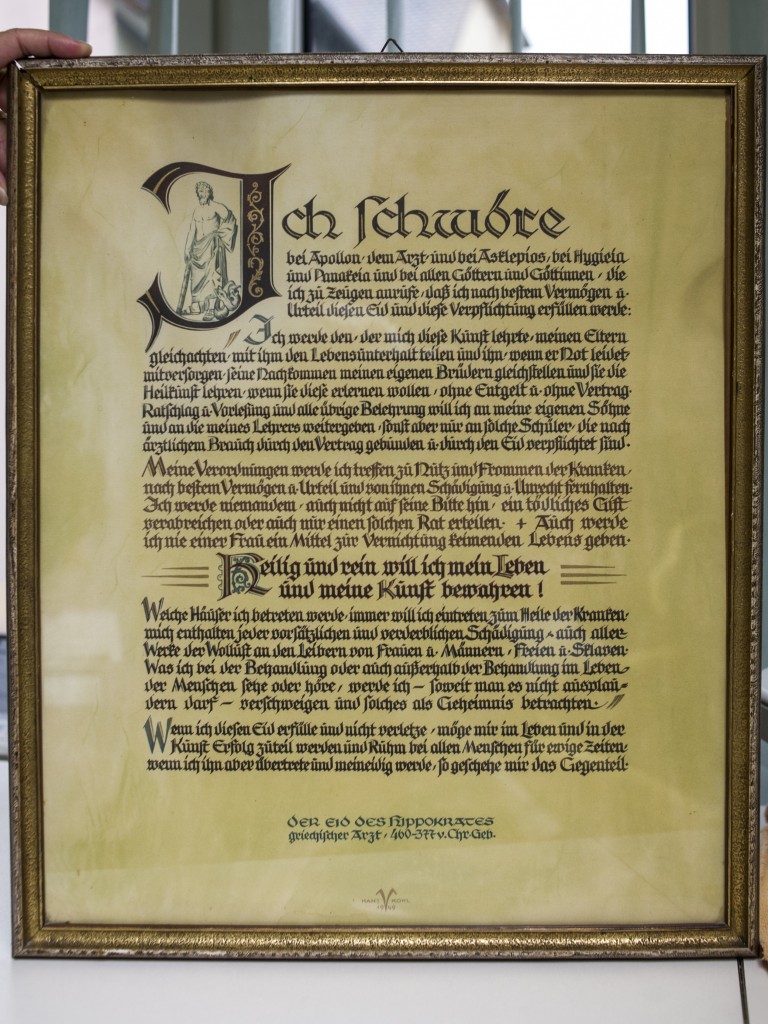 Wir sind uns unserer Verantwortung gegenüber unseren Patienten stets bewusst. Darum haben wir den Eid, den wir als Ärzte geleistet haben, auch täglich vor Augen.