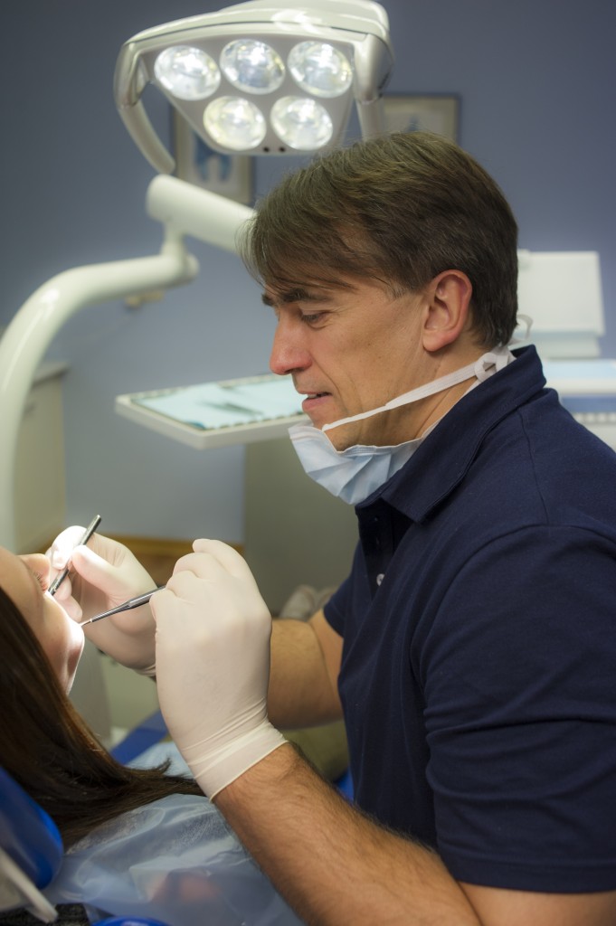 und während alle anderen Mitarbeiter sich in Posen für Zahnarztdarsteller üben, ist einer noch bei der Arbeit und hat keine Zeit Grimassen zu schneiden, zumindest nicht vorsätzlich - der Chef