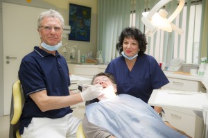 Leider hilft das mit der Massage nicht immer und dann sieht es so aus: Was lange grinst, wird endlich Grimasse.