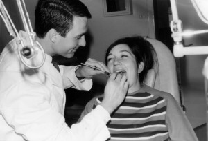 Dr. Jochen Tholey als ganz junger Zahnarzt in seiner Praxis