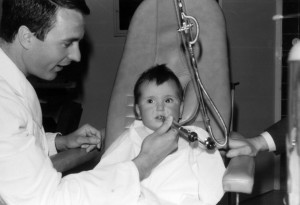 Damals wie heute ist die beruhigende Art zusammen mit dem fachlichen Können der beste Weg, die kleinen Patienten zu beruhigen.